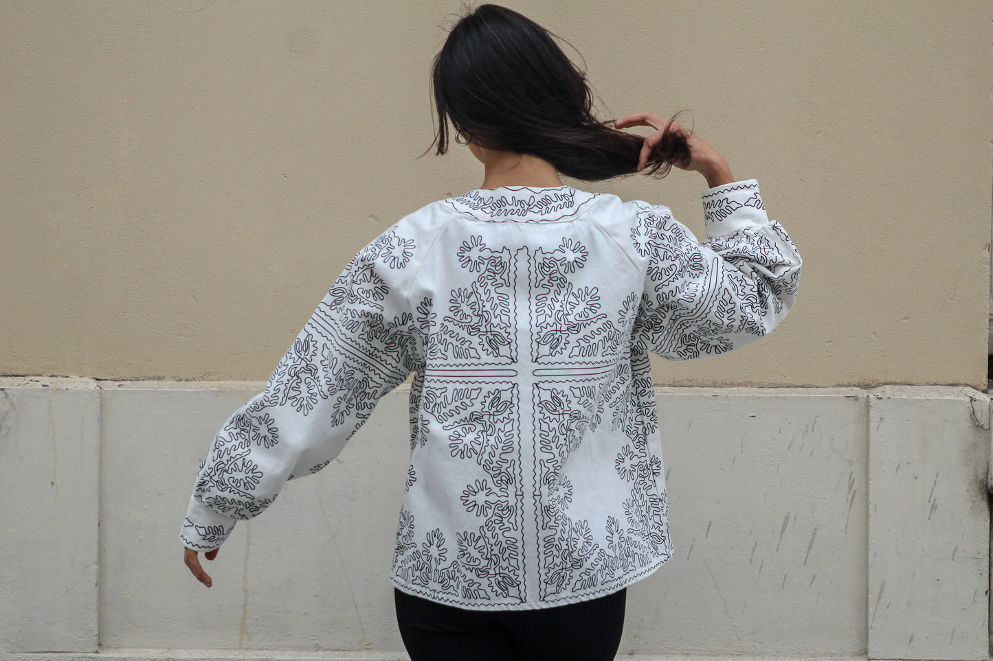 La veste Anka – Imprimé Ethnique Noir sur Denim Blanc