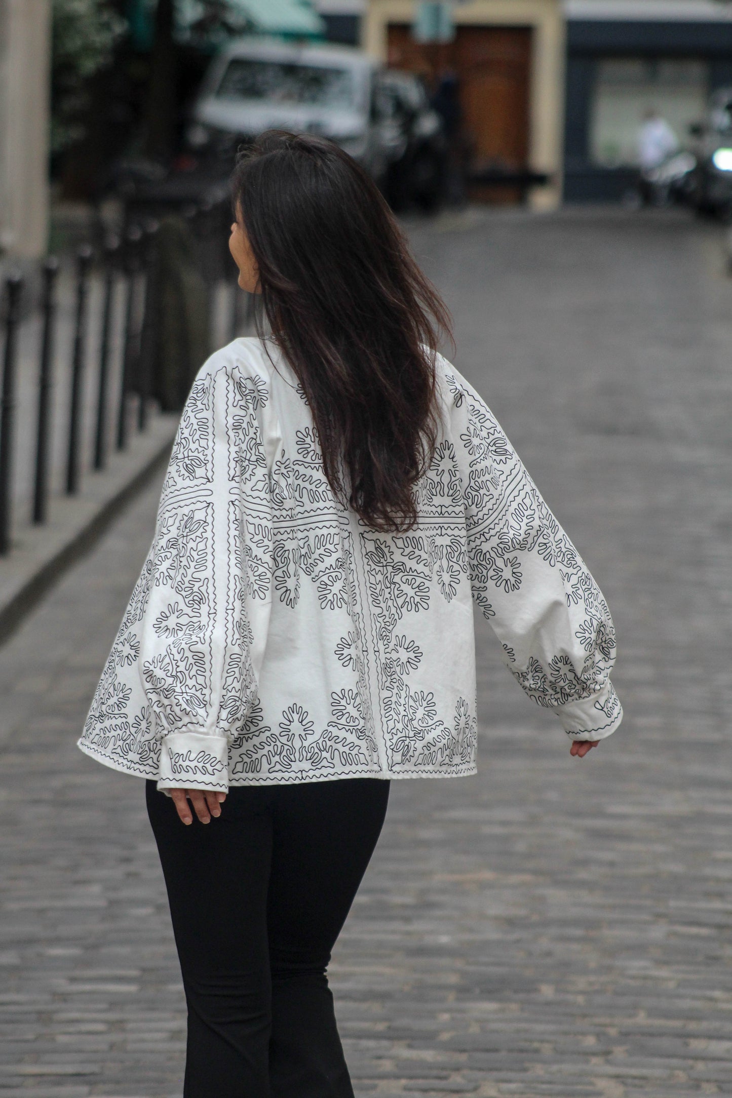 La veste Anka – Imprimé Ethnique Noir sur Denim Blanc
