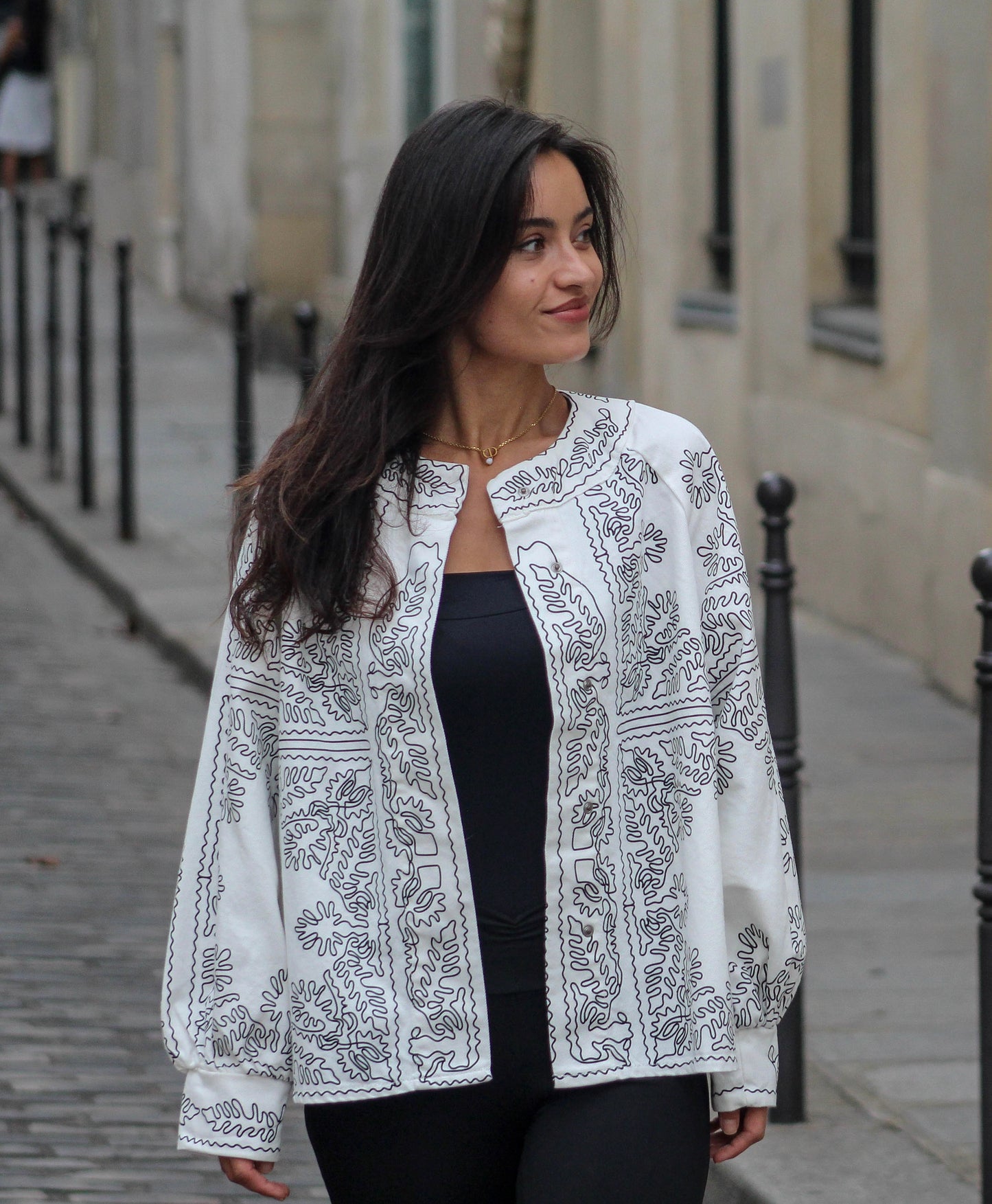 La veste Anka – Imprimé Ethnique Noir sur Denim Blanc