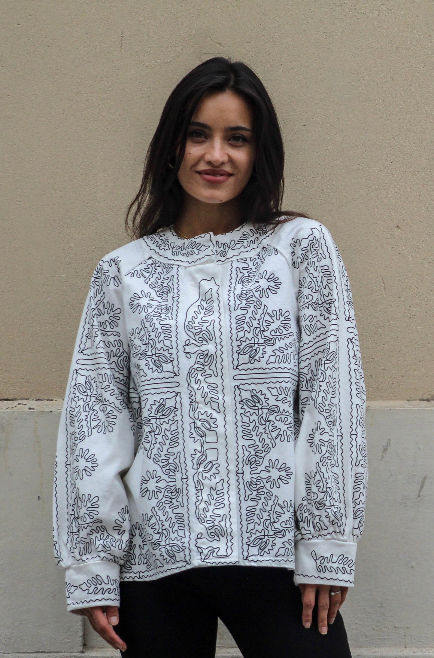 La veste Anka – Imprimé Ethnique Noir sur Denim Blanc