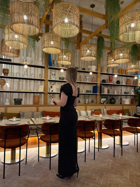 Noctura Édition – Robe Noire Élégance Minérale