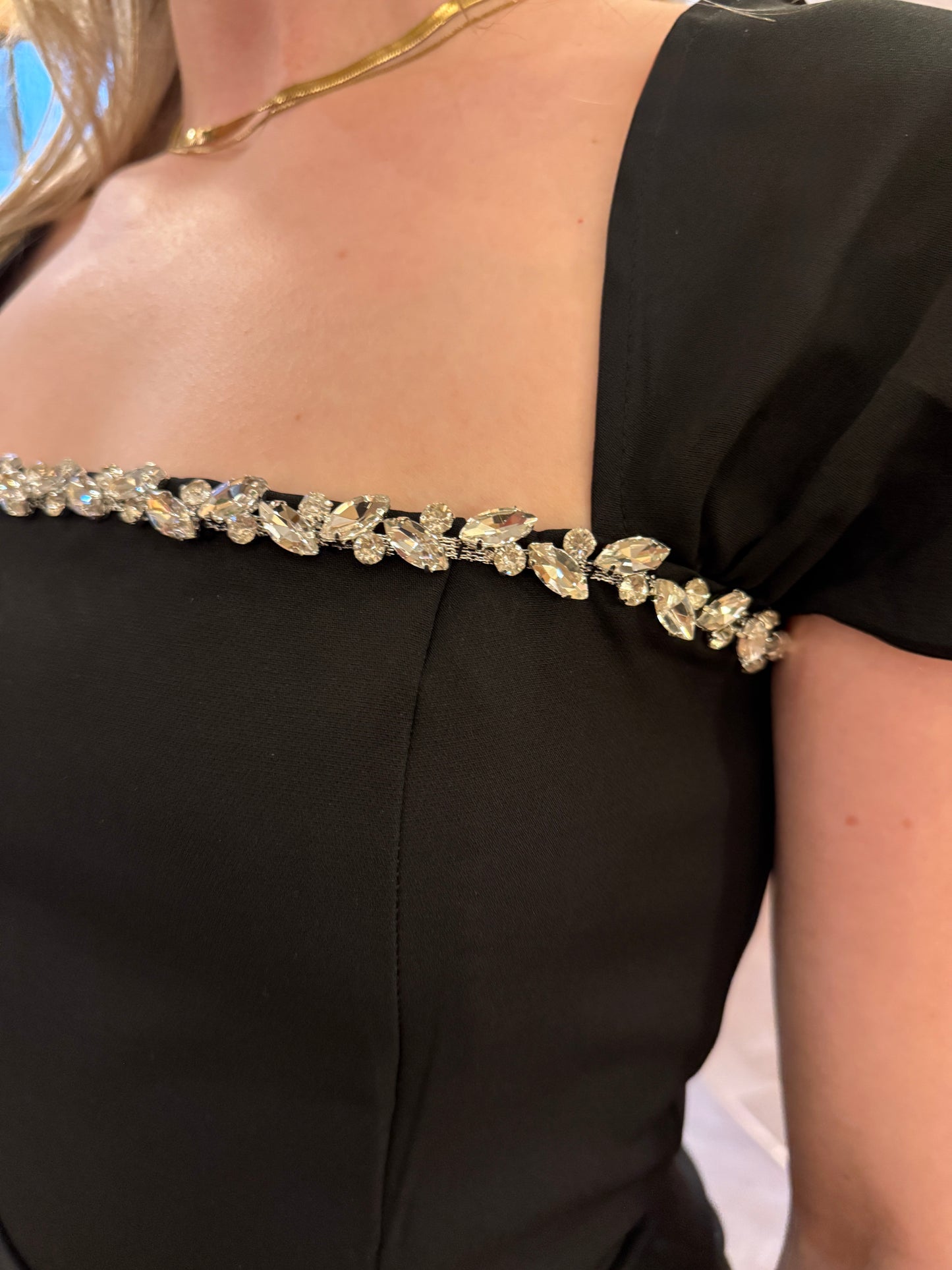 Noctura Édition – Robe Noire Élégance Minérale