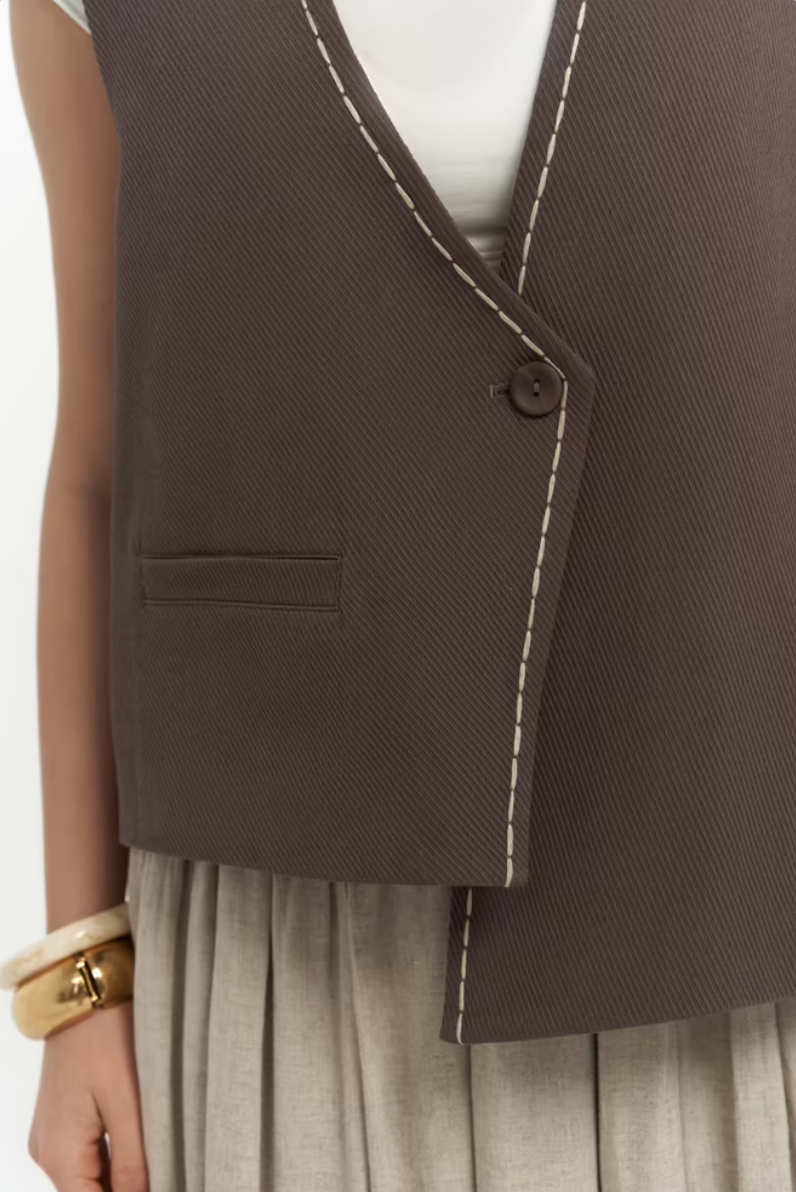 Névine – Gilet Brodé en Coton