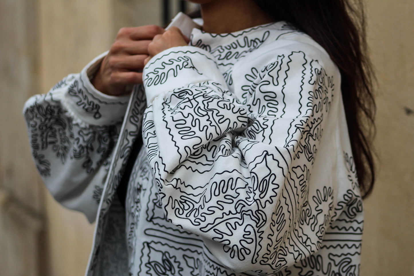 La veste Anka – Imprimé Ethnique Noir sur Denim Blanc