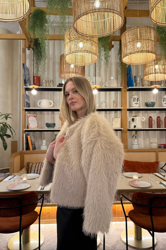 Aurora Édition – Veste Fourrure Élégante