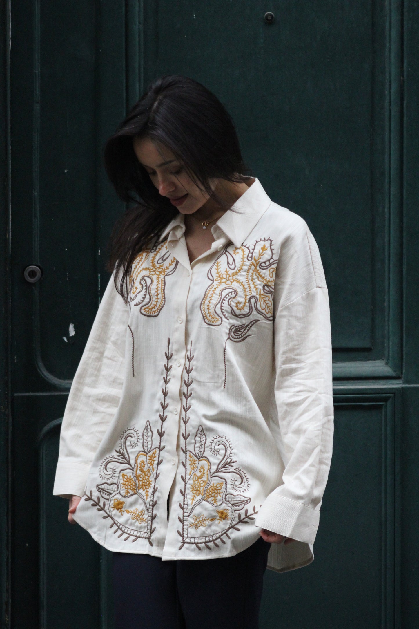 Chemise Nayla – écru brodé safran & tabac