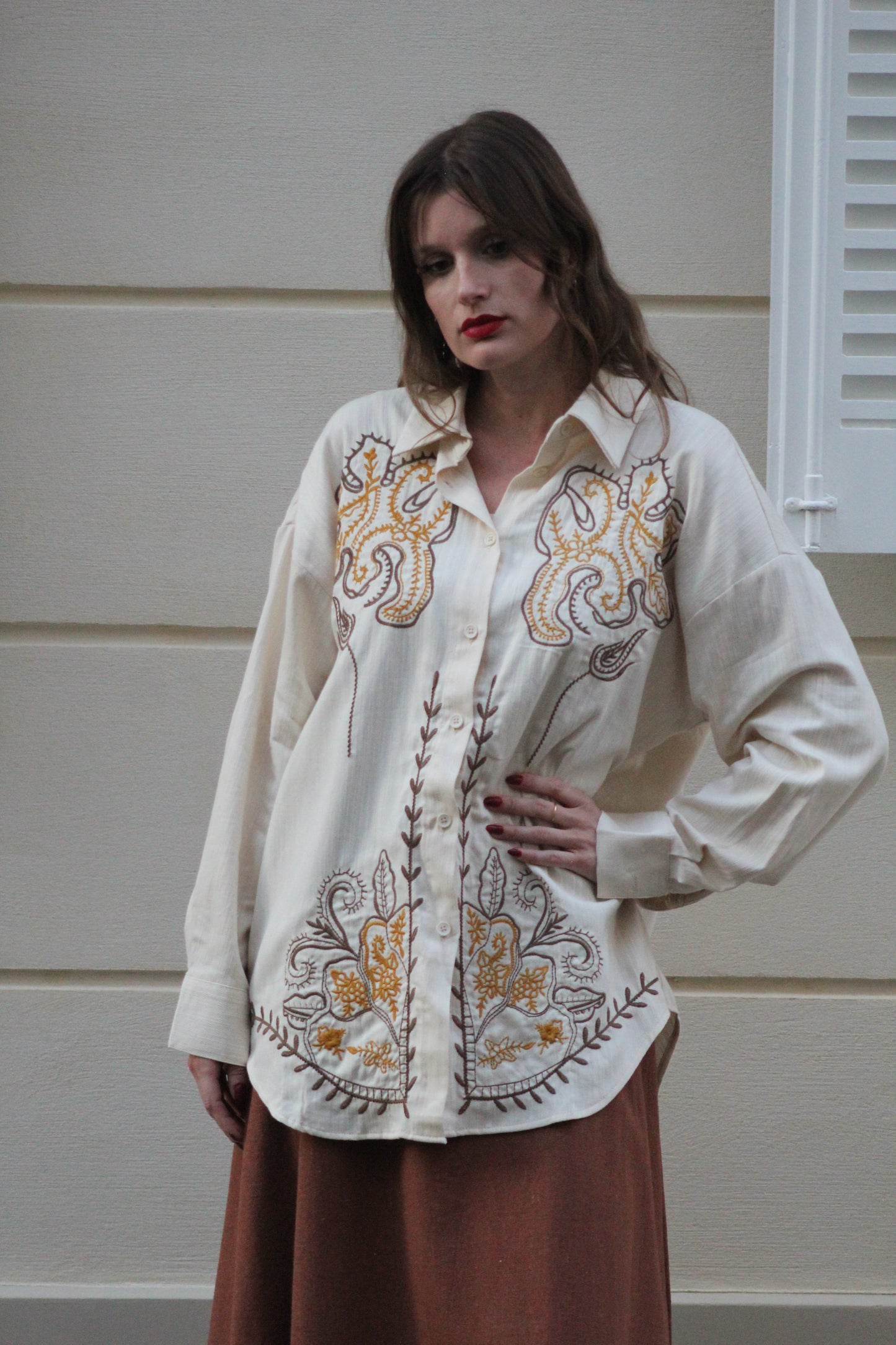 Chemise Nayla – écru brodé safran & tabac
