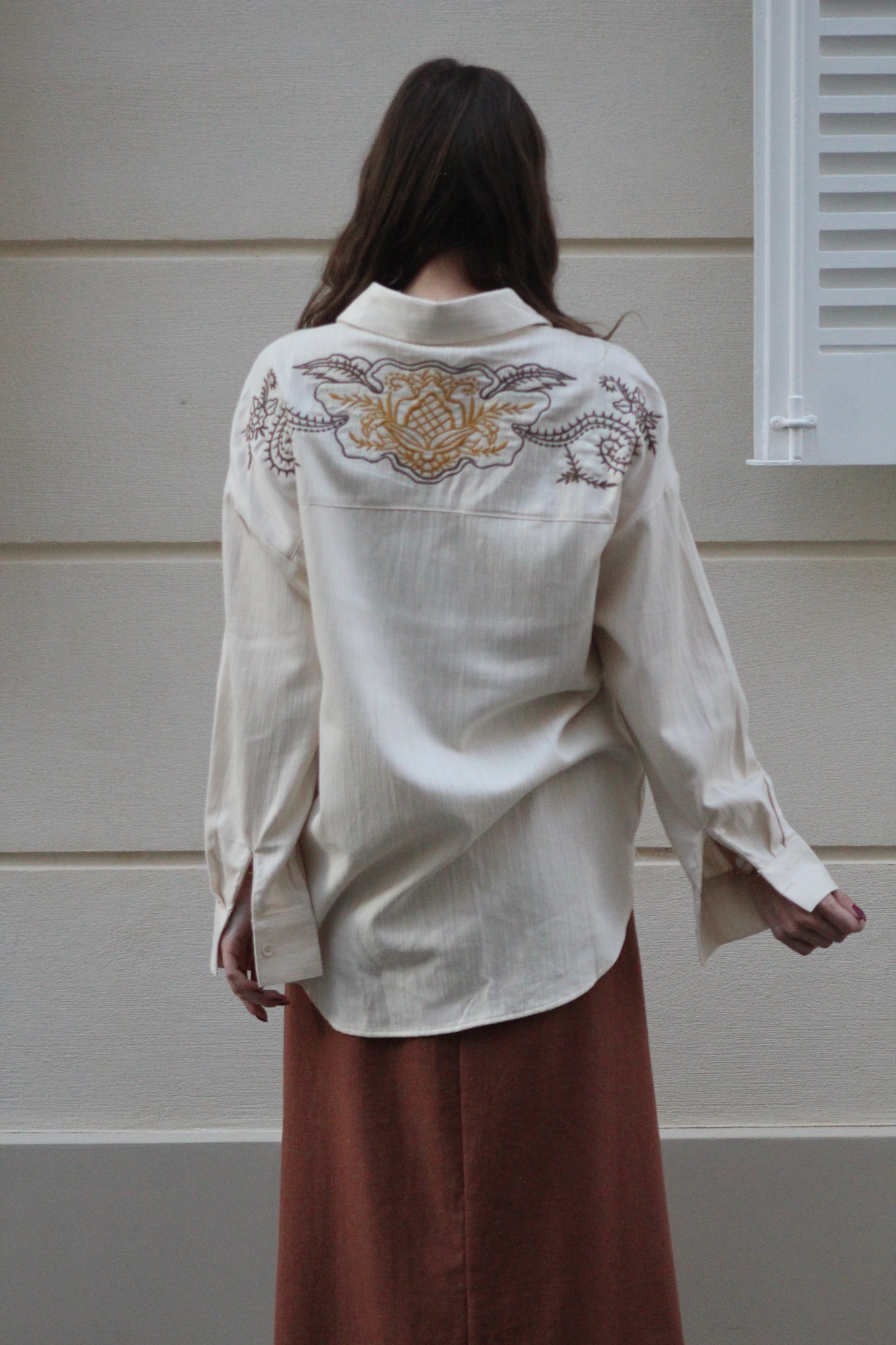 Chemise Nayla – écru brodé safran & tabac