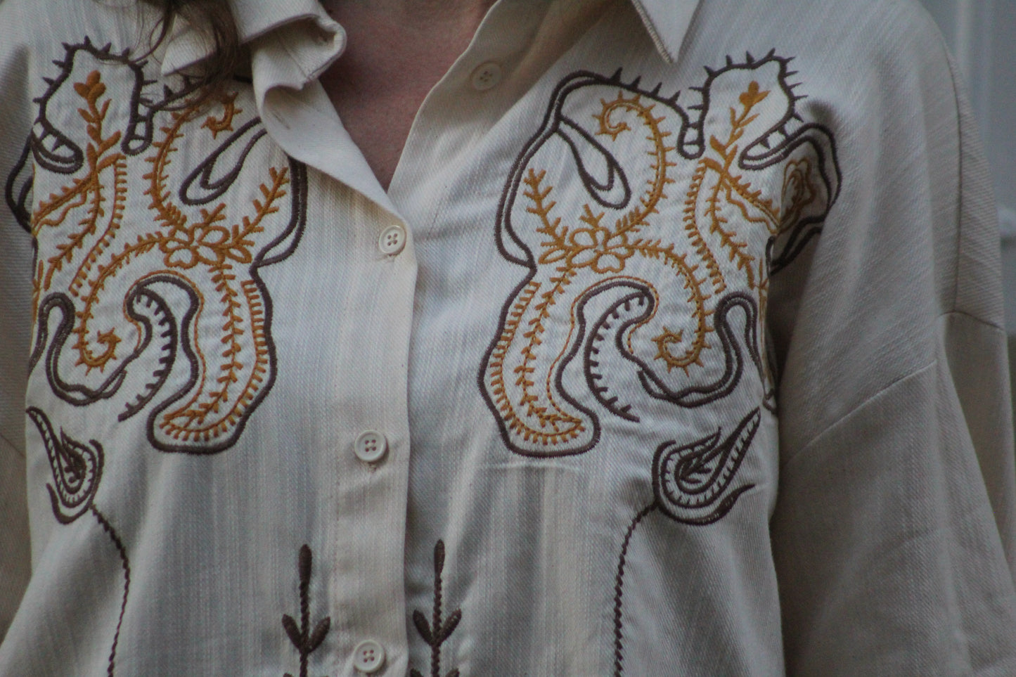 Chemise Nayla – écru brodé safran & tabac